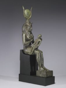 Statuette d'Isis avec sa coiffe lunaire.