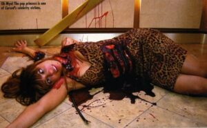 La pop star Mya incarnait une des victimes du loup-garou. Non seulement son rôle était à l'origine joué par la comédienne Mandy Moore, mais sa mise à mort sera filmée puis coupée de toutes les versions diffusées de Cursed.