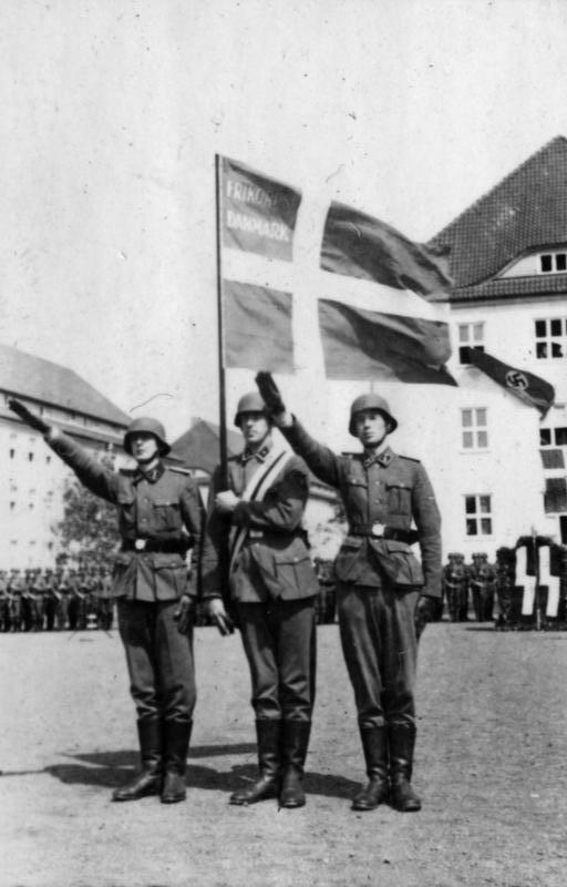 Membres du Corps libre du Danemark , portant le drapeau danois, 1941 Le Danemark pendant la Seconde Guerre mondiale - https://fr.qaz.wiki/wiki/Denmark_in_World_War_II