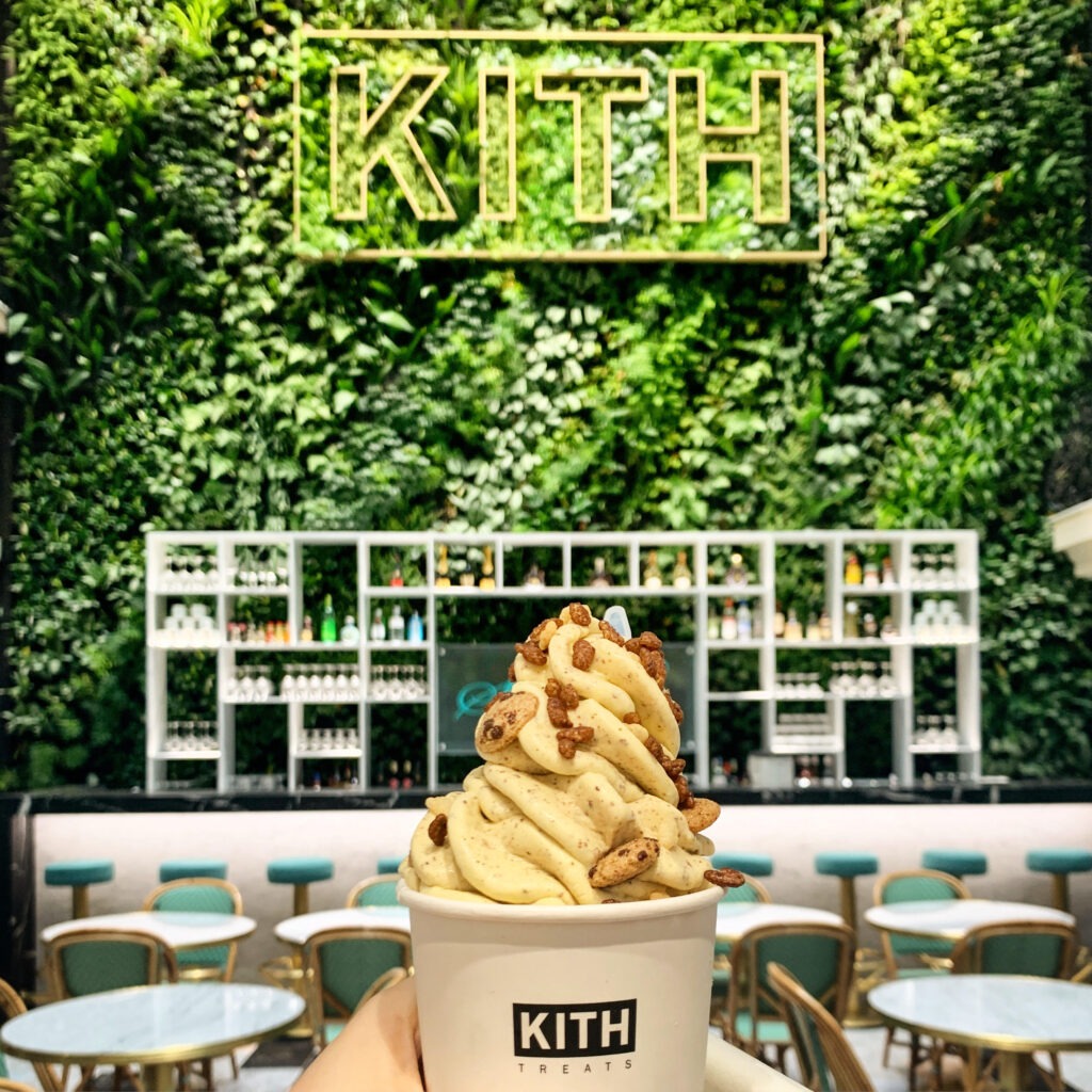 Une glace Kith Treats devant le mur végétal du restaurant - Cultea