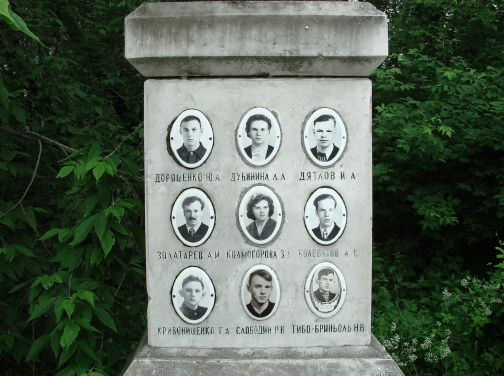 Tombe des 9 victimes de l'affaire du col Dyatlov au cimetière Mikhajlov à Yekaterinburg - Cultea