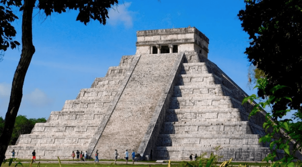 La pyramide à degrés de la cité postclassique maya de Chichén Itzá - Cultea