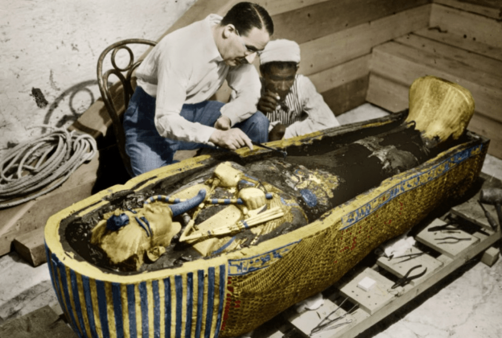 L'égyptologue anglais Howard Carter découvrant le tombeau de Toutânkhamon en 1922 - Cultea