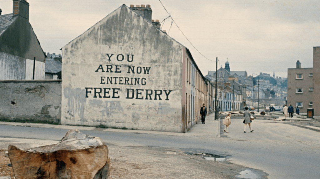 Free Derry Corner à l'angle de Lecky Road et Fahan Street dans le Bogside (Londonderry) - Cultea