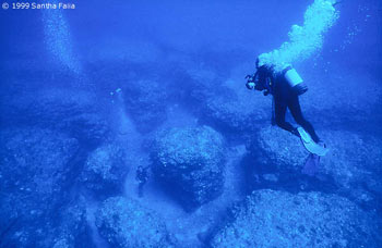 Équipe de Graham Hancock en opération sous-marine photographiant des ruines - Cultea