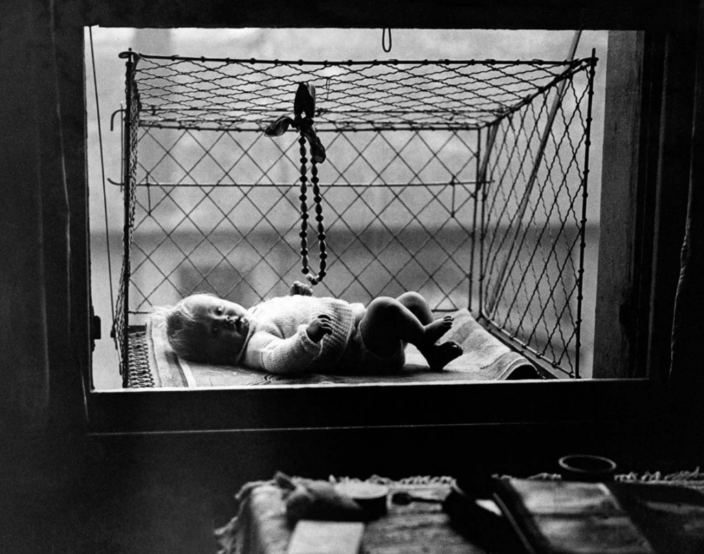 Un nourrisson dans une cage à bébé - Cultea