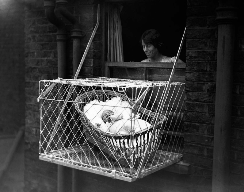 Une cage à bébé et la mère de l'enfant - Cultea