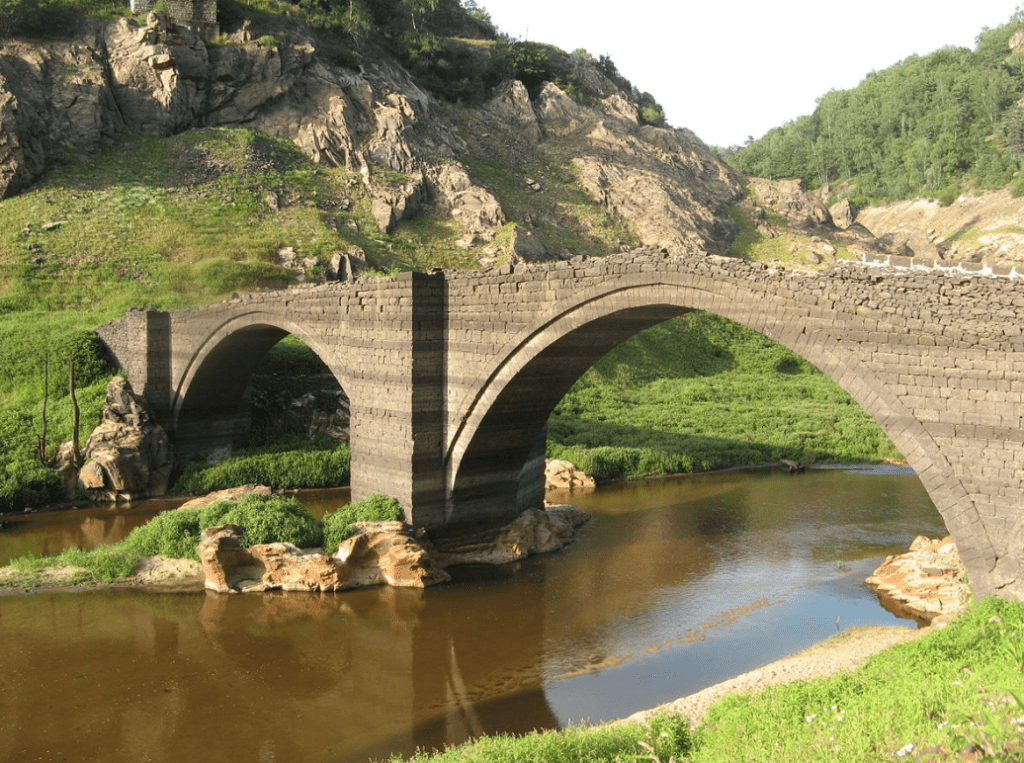 Le village et le pont engloutis du barrage de Sarrans - Cultea