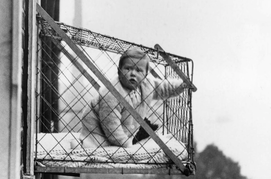 L'histoire de la cage à bébé, un objet en vogue dans les années 1930 - Cultea