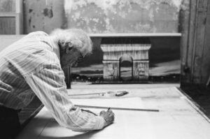 Christo dans son atelier en train de travailler sur un dessin préparatoire pour L'Arc de Triomphe, Wrapped. New York, 2020.