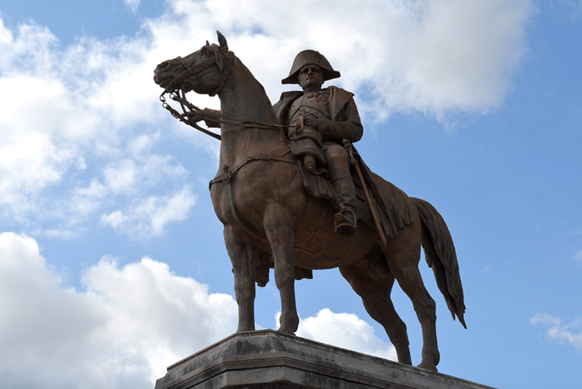 La position du cheval sur une statue équestre explique-t-elle la mort du cavalier ?
