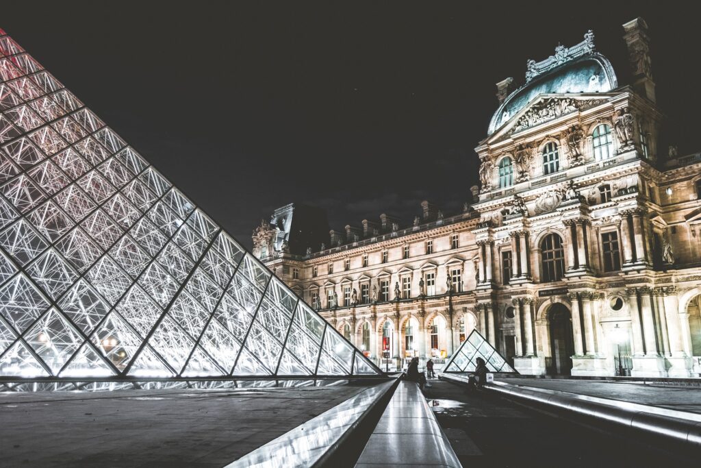 Pourquoi Paris porte-t-elle le surnom de "ville lumière" ?
