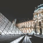 Pourquoi Paris porte-t-elle le surnom de "ville lumière" ?