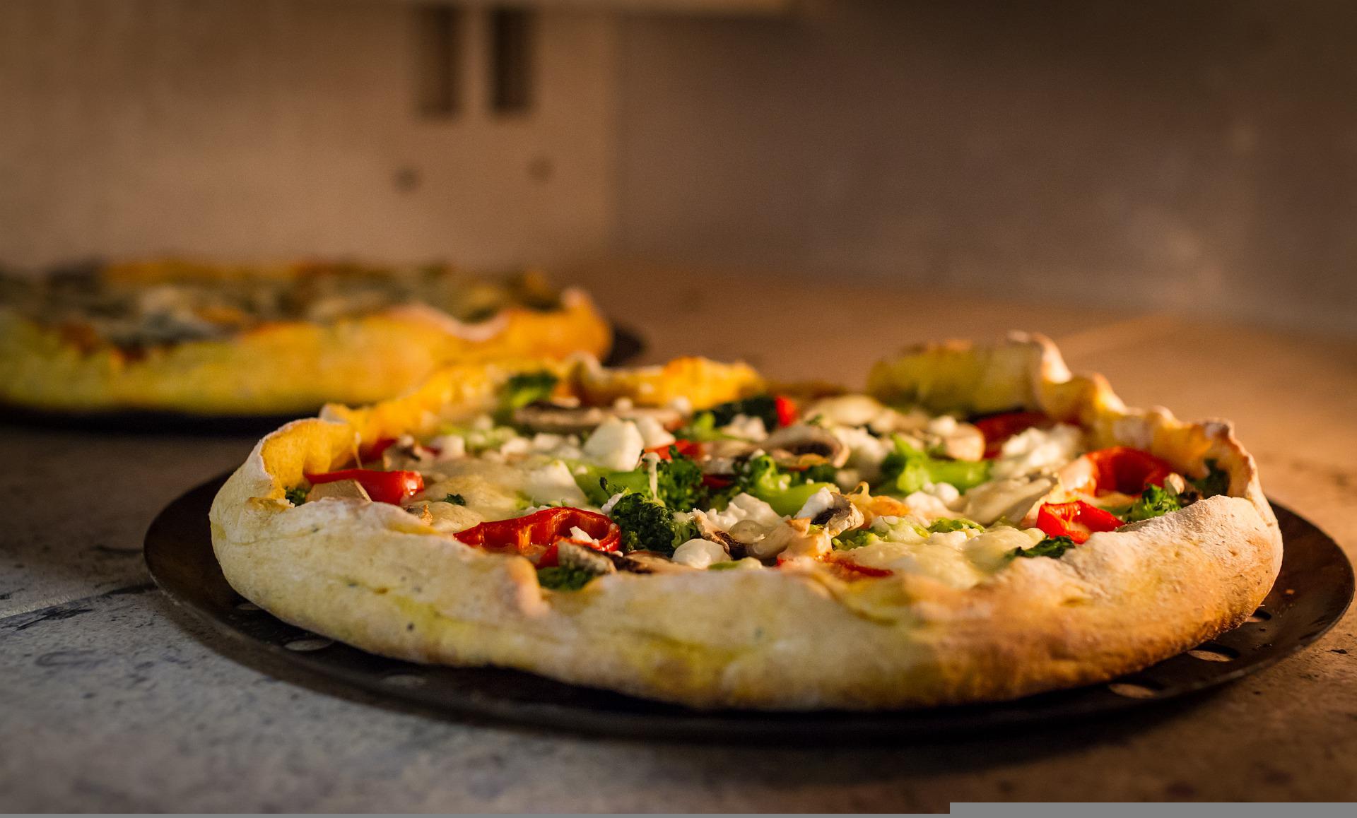 Origines et popularisation de la pizza : est-elle vraiment italienne ?