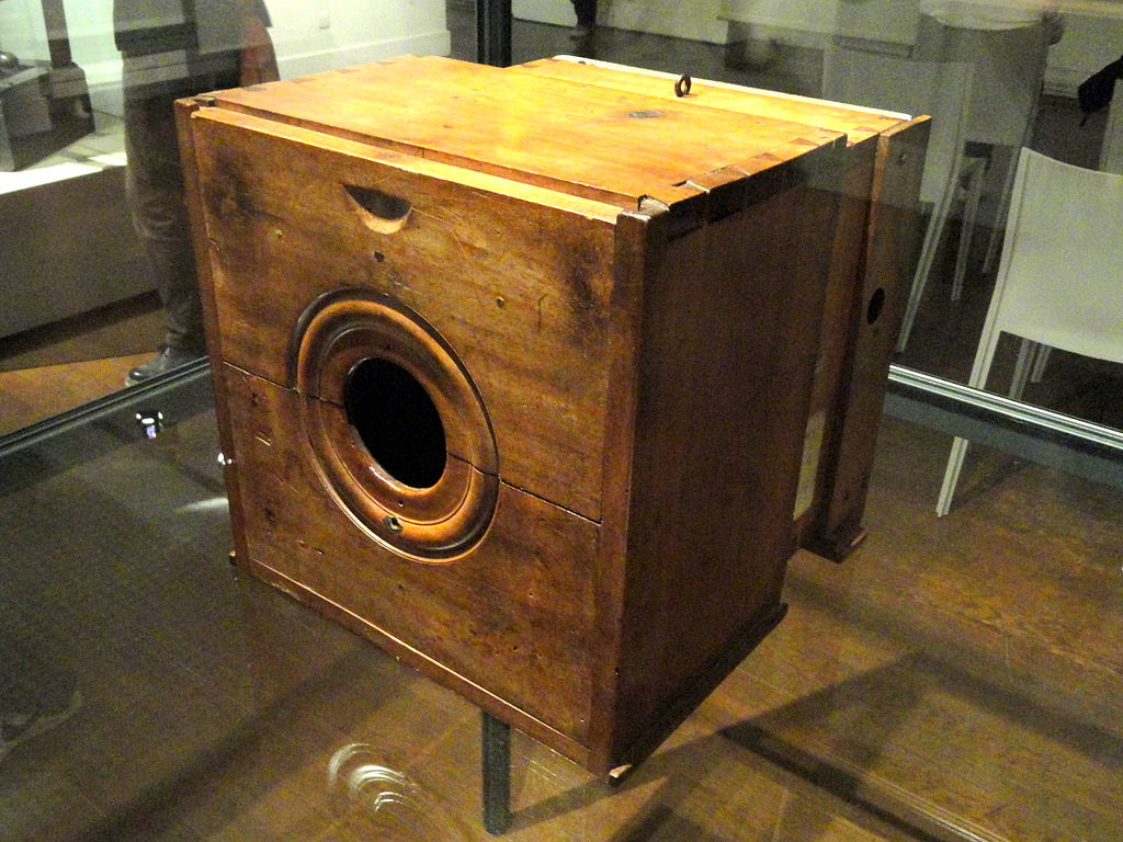 Boîte noire utilisée par Nicéphore Niépce à partir de 1820 - Cultea