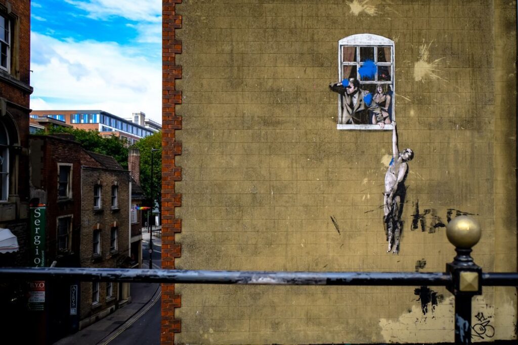 Well Hung Lover, première œuvre de street art reconnue comme légale Banksy, 2006 - Cultea
