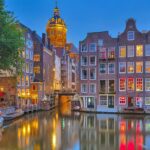 Amsterdam : Pourquoi y a-t-il des maisons penchées et des canaux ?