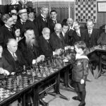 Qui est l'enfant prodige qui a battu 20 maîtres d'échecs en même temps ?