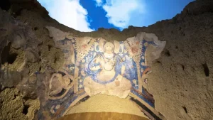 Réplique d'une peinture rupestre d'un Bodhisattva bleu détruite par les talibans en 2001, exposée à l'université des arts de Tokyo. CHARLY TRIBALLEAU / AFP