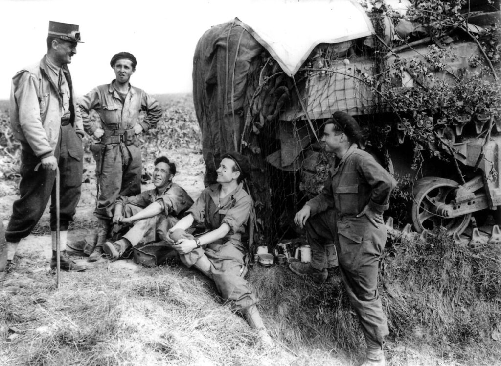 À gauche, le maréchal Leclerc avec sa canne, entouré de ses hommes du 501ème régiment / © Wikimedia Commons - Cultea
