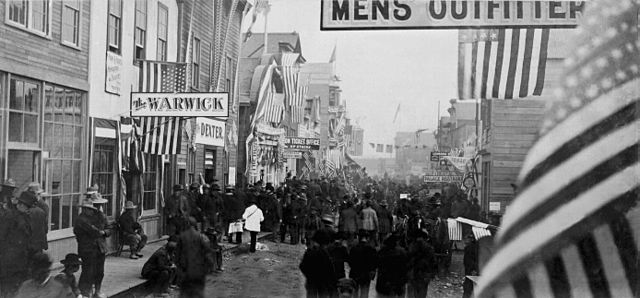 Front Street, Nome, Alaska, le 17 juillet 1900. / © Wikimedia Commons - Cultea