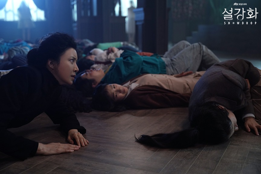  À gauche, Madame Pi (Yoon Se-ah), la directrice du dortoir / © JTBC - Cultea
