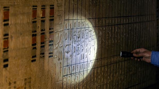 Mur de hiéroglyphes de l'une des cinq sépultures / Khaled DESOUKI pour AFP - Cultea