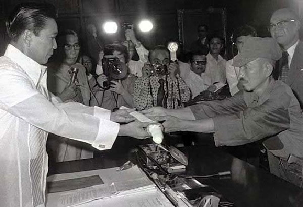 Hiroo Onoda qui remet son sabre au président Ferdinand Marcos lors de sa reddition, le 11 mars 1974. - Cultea