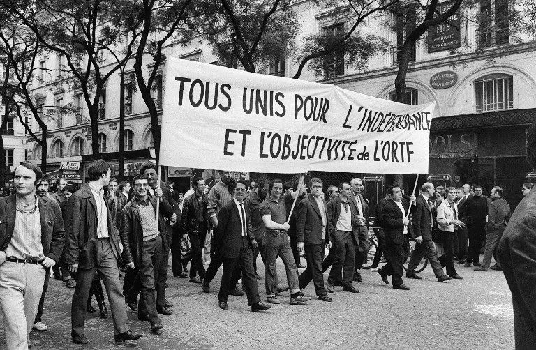 Des salariés de l'ORTF défilent sous une banderole lors de la manifestation appelée par les syndicats CGT et CFDT à Paris le 24 mai 1968 - Cultea