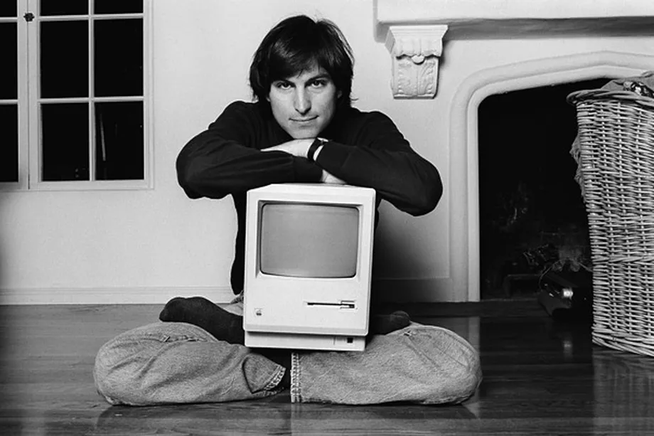 Steve Jobs qui pose avec un Macintosh - Cultea