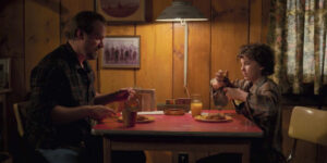 Le shérif Hopper et la jeune Eleven à table (Stranger Things saison 2) - Cultea