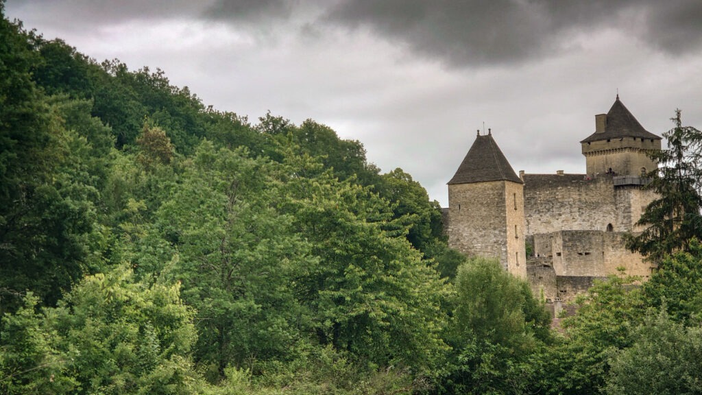 Le château de Castelnaud surplombe la vallée de la Dordogne et est doté d’un système défensif efficace. Face à lui se dresse le château de Beynac, son fidèle ennemi pendant la guerre de Cent Ans - Cultea