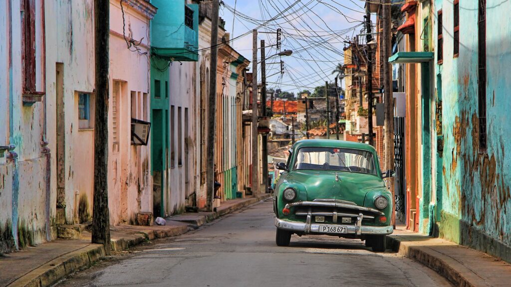 Les Cubains ont pendant longtemps gardé leurs voitures américaines des années 50 du fait de l'embargo sur les nouveaux modèles - Cultea