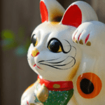 Le Maneki-Neko : ce chat emblématique à la patte levée - Cultea