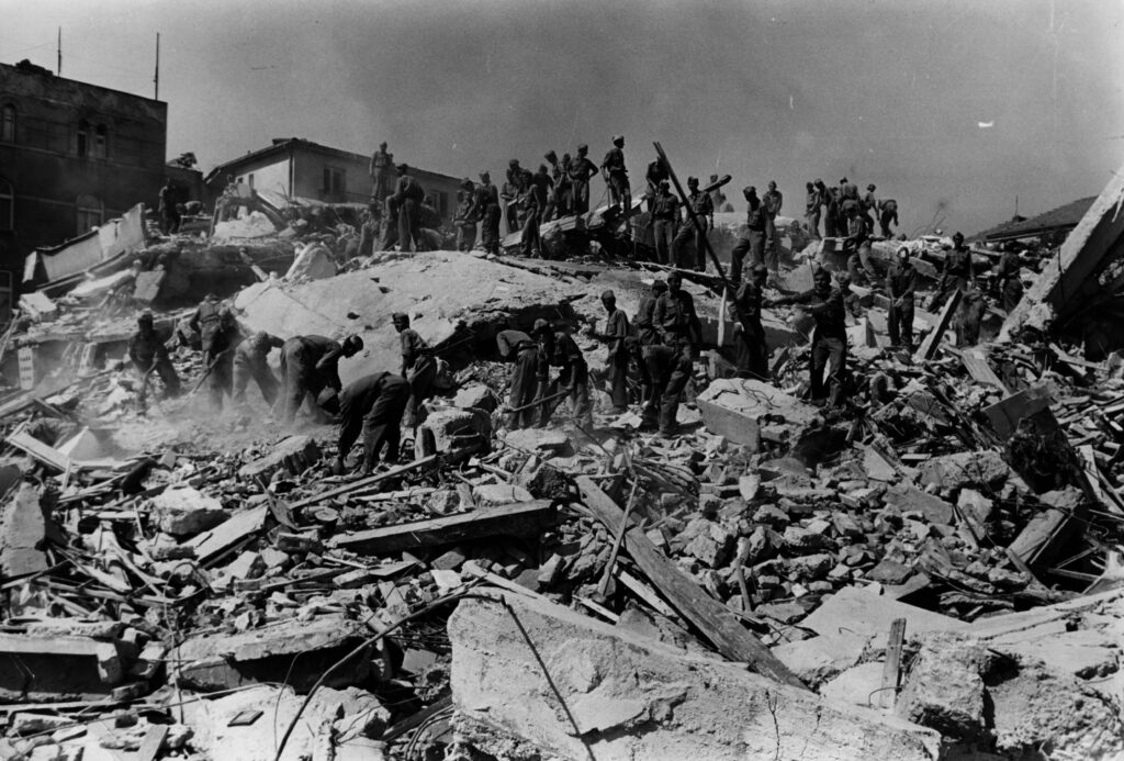 Skopje, ville en ruines au matin du 26 juillet 1963 - Cultea