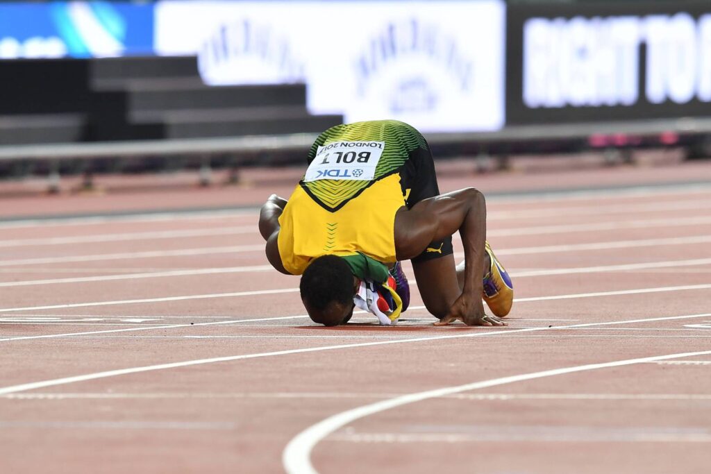 Usain Bolt embrasse la piste d'athlétisme - Cultea