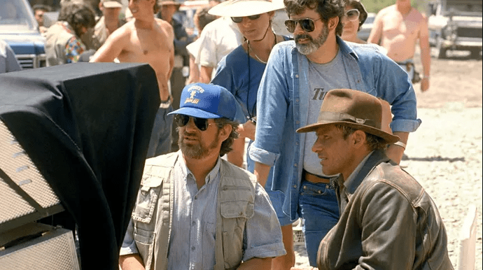 Steven Spielberg (à gauche), George Lucas (au centre), et Harrison Ford sur le tournage d'Indiana Jones et la Dernière Croisade, troisième opus de la saga - Cultea