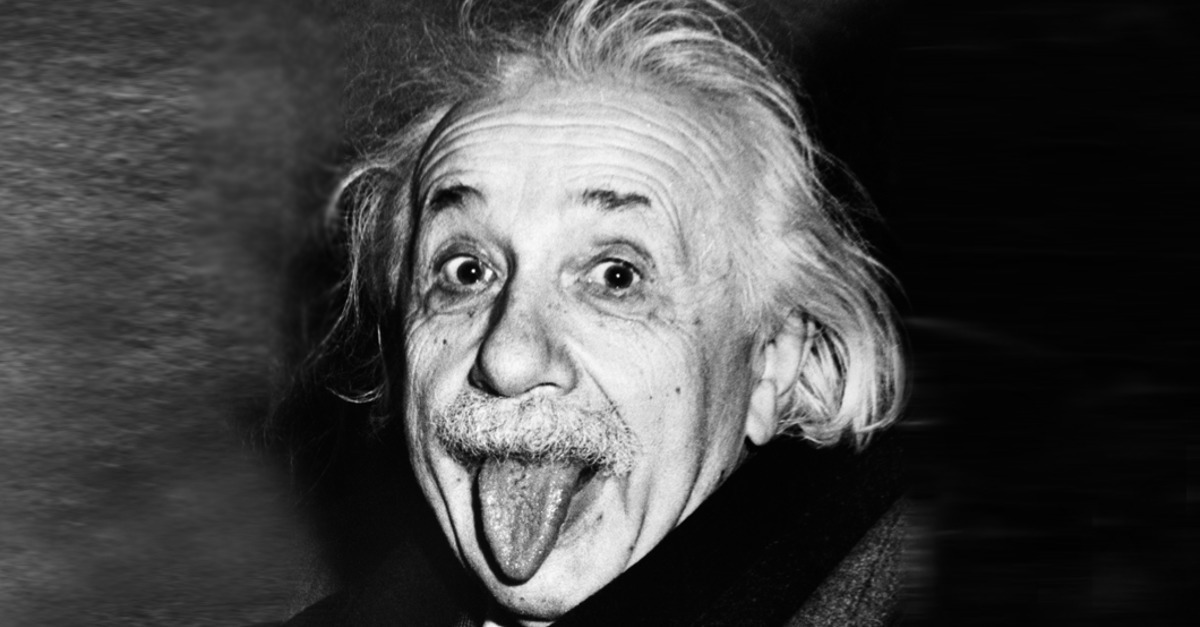 Pourquoi Albert Einstein tire la langue sur cette photo ?