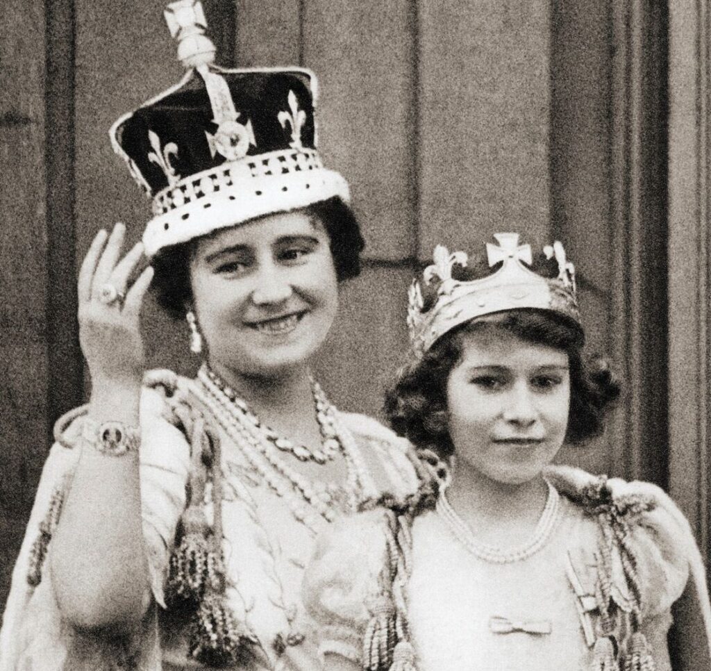 Elizabeth et sa mère lors du couronnement de son père le roi George VI - Cultea