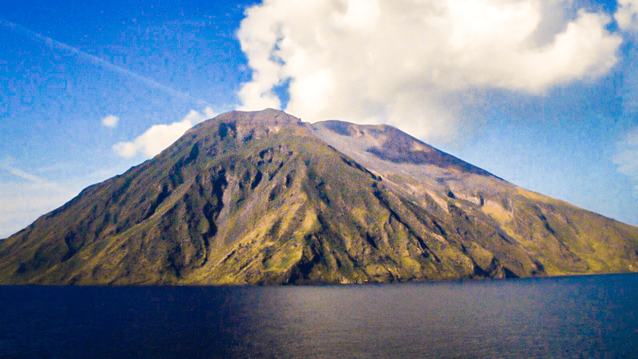 Stromboli : histoire d'un volcan très (trop ?) actif