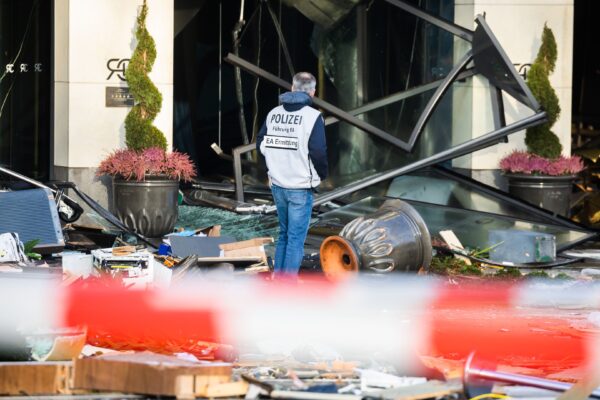 Berlin : explosion du plus gros aquarium cylindrique du monde