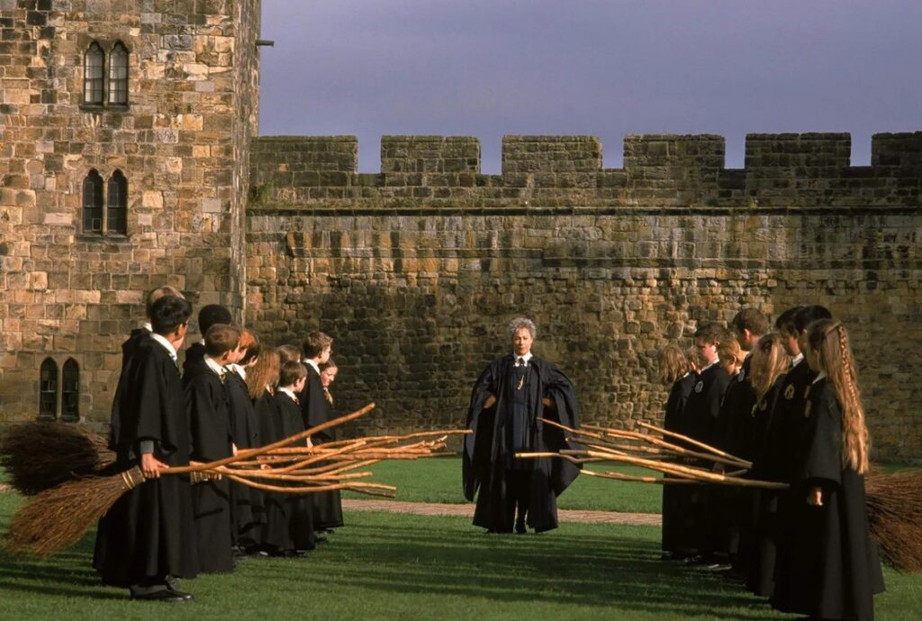 Scène du premier cours de balai à Poudlard, tournée au château d'Alnwick - Cultea