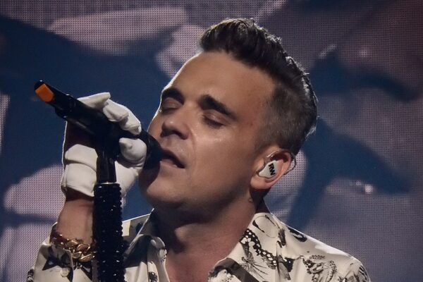 Robbie Williams célèbre 25 ans de carrière avec un concert à Paris