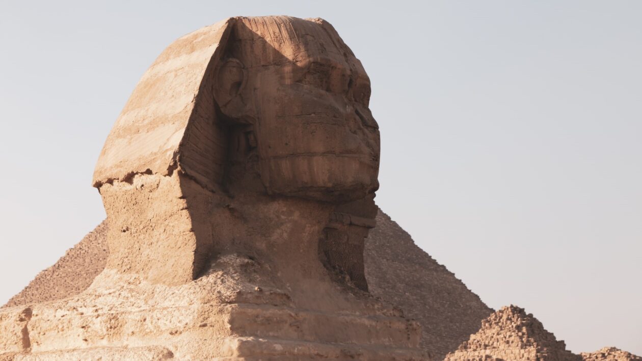 Egypte : un sphinx "souriant" a été découvert dans une tombe !