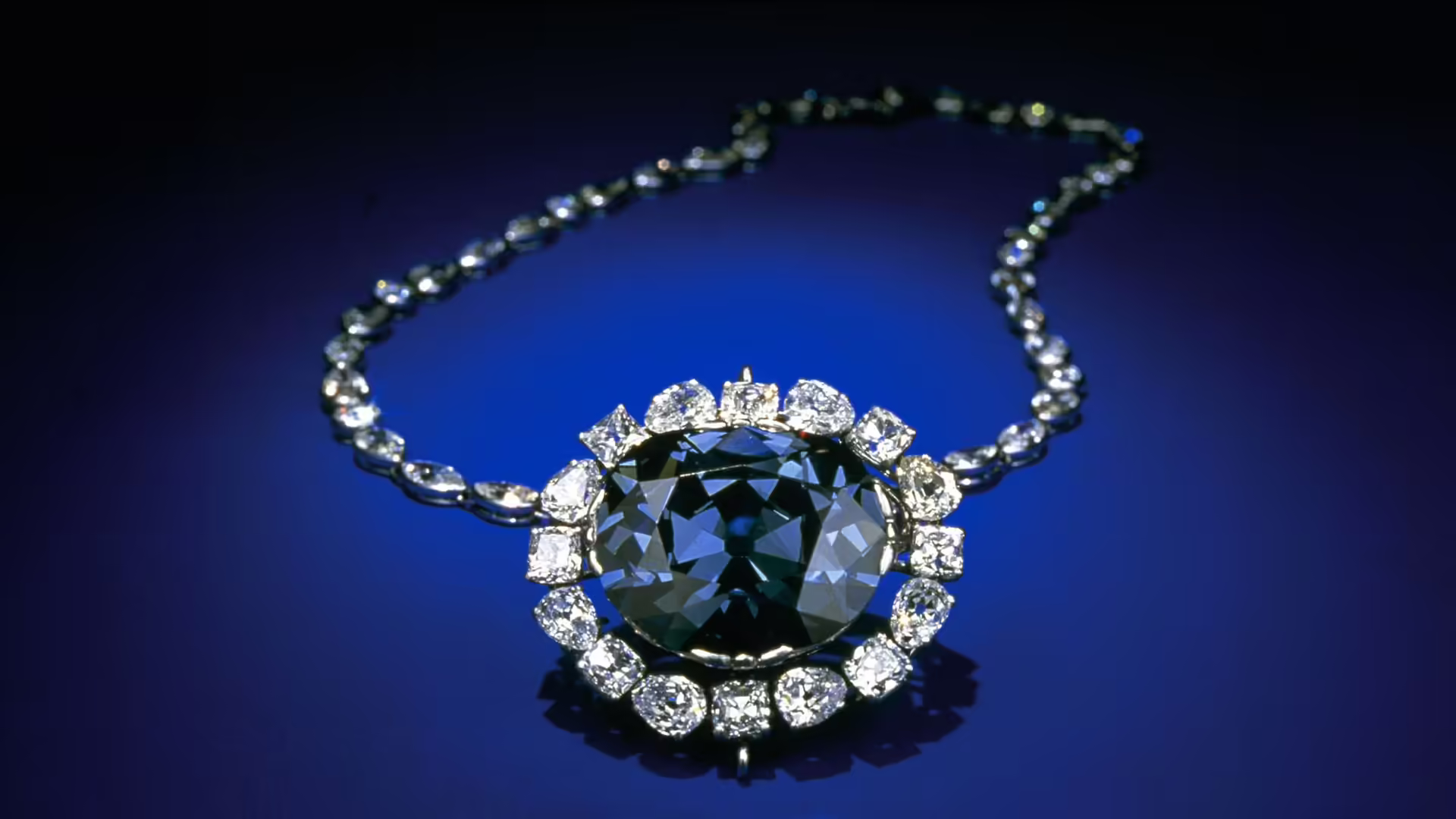Diamant bleu de la Couronne de France : découvrez son incroyable histoire