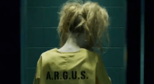 Harley Quinn de dos dans une cellule A.R.G.U.S.