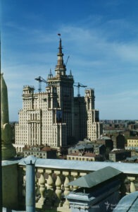 La touche finale est apportée au gratte-ciel stalinien sur Kudrinskaya ploshchad. Photographié depuis le toit de la nouvelle ambassade des États-Unis.