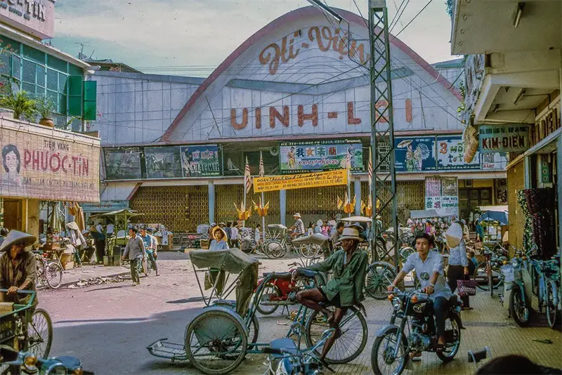 Quartier commerçant dans l'est de My Tho (province de Dinh Tuong, Vietnam) en 1969.