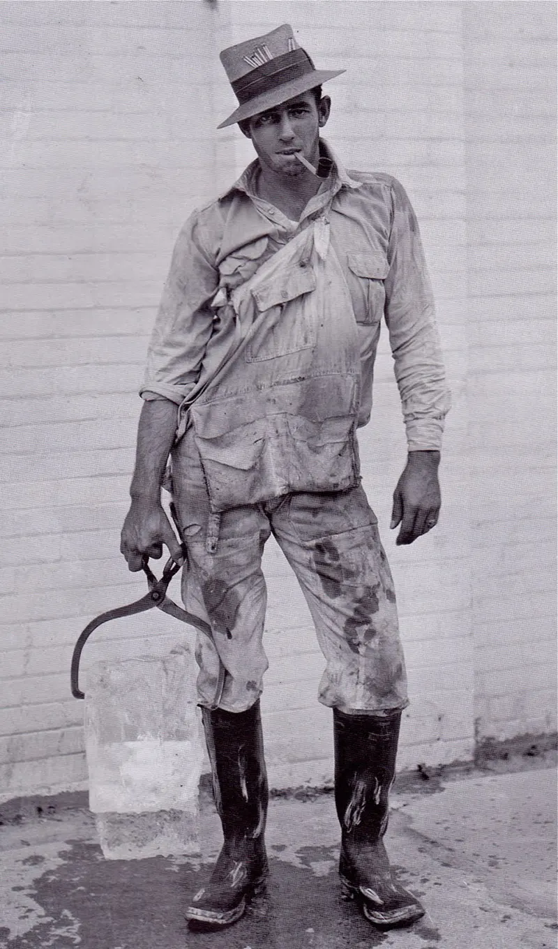 Un 'Ice Man', livrant un bloc de glace de 25 livres en 1928, Houston, Texas. Photo de la collection Story Sloane