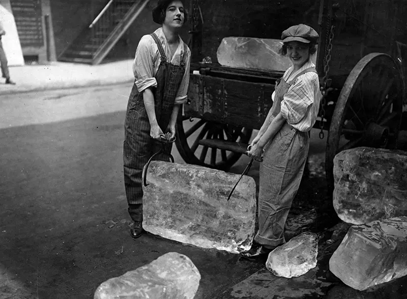 Jeunes icemen livrant de la glace, 1918.